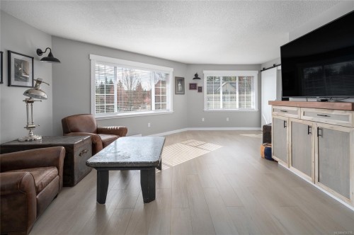 6-211 Second Ave West, Qualicum Beach, BC - Indoor Photo Showing Living Room