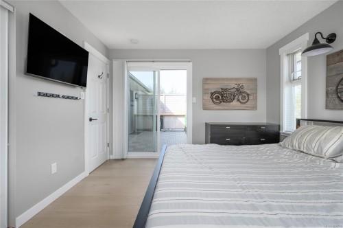 6-211 Second Ave West, Qualicum Beach, BC - Indoor Photo Showing Bedroom