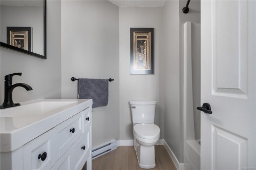 6-211 Second Ave West, Qualicum Beach, BC - Indoor Photo Showing Bathroom