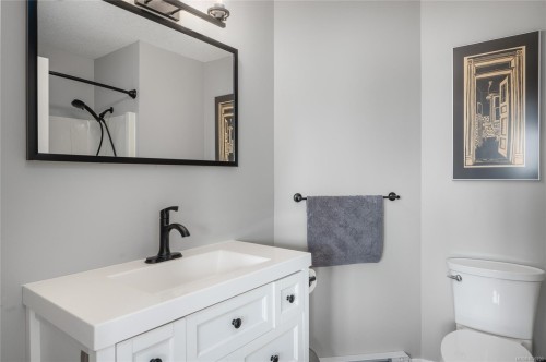 6-211 Second Ave West, Qualicum Beach, BC - Indoor Photo Showing Bathroom