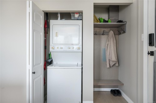 6-211 Second Ave West, Qualicum Beach, BC - Indoor Photo Showing Laundry Room