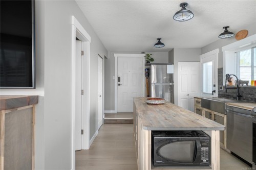 6-211 Second Ave West, Qualicum Beach, BC - Indoor Photo Showing Kitchen