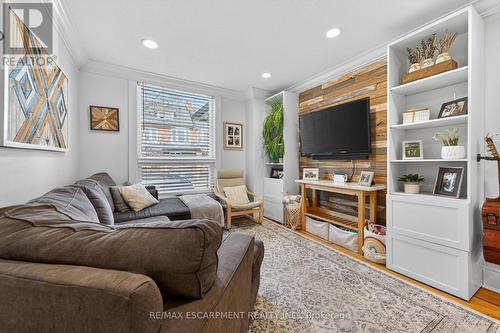 179 Burris Street, Hamilton, ON - Indoor Photo Showing Living Room