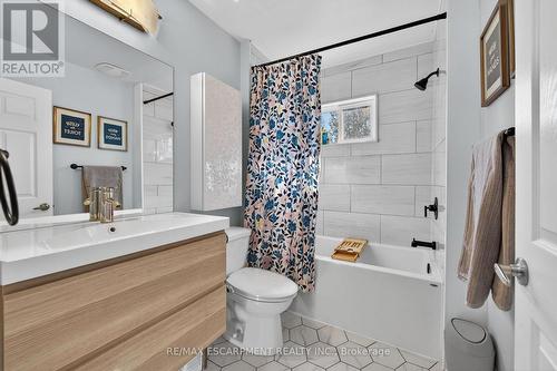 179 Burris Street, Hamilton, ON - Indoor Photo Showing Bathroom