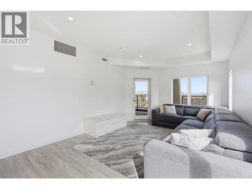 1405 Springhill Drive Unit# 2103, Kamloops, BC - Indoor Photo Showing Living Room