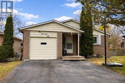 176 ROBINSON DRIVE Newmarket, ON L3Y 5M5