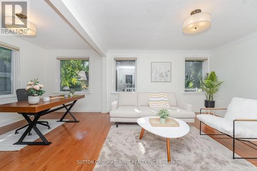 1175 Kane Road, Mississauga, ON - Indoor Photo Showing Living Room