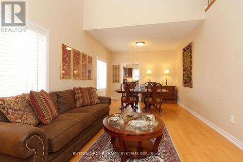 1382 Avon Drive, Mississauga, ON - Indoor Photo Showing Living Room