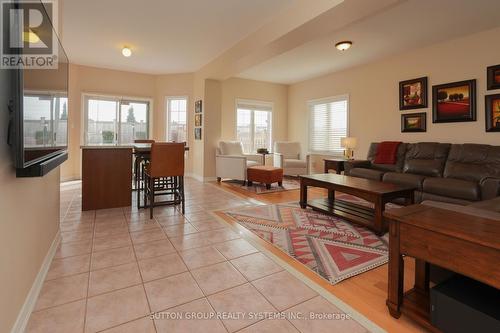 1382 Avon Drive, Mississauga, ON - Indoor Photo Showing Living Room
