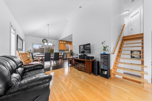 Salon - 631 Rue Smith, Saint-Jean-Sur-Richelieu, QC 