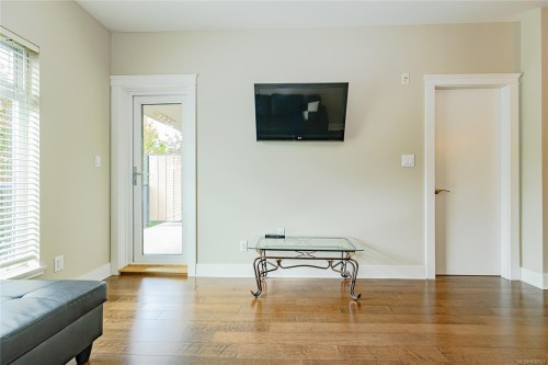 214-21 Conard St, View Royal, BC - Indoor Photo Showing Living Room