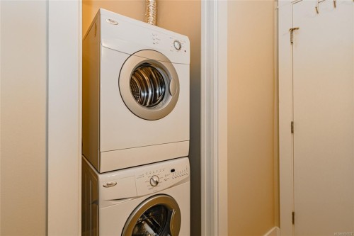 214-21 Conard St, View Royal, BC - Indoor Photo Showing Laundry Room