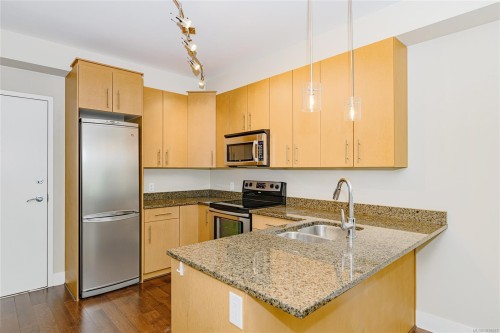 214-21 Conard St, View Royal, BC - Indoor Photo Showing Kitchen With Stainless Steel Kitchen With Double Sink