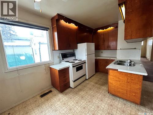 455 Halifax Street, Regina, SK - Indoor Photo Showing Kitchen With Double Sink