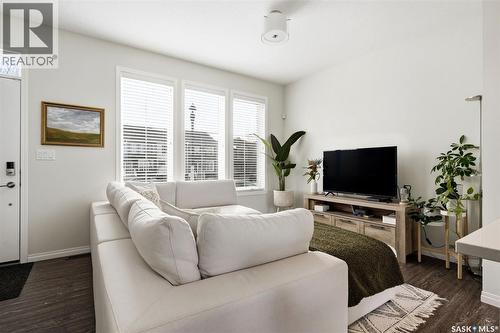 3218 Chuka Boulevard, Regina, SK - Indoor Photo Showing Living Room