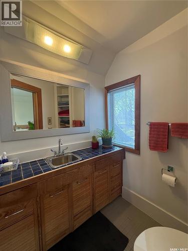 436 6Th Street E, Saskatoon, SK - Indoor Photo Showing Bathroom
