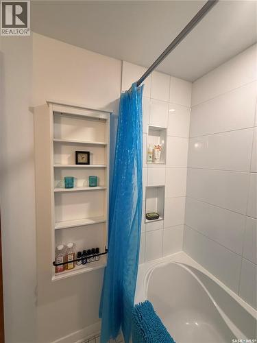 436 6Th Street E, Saskatoon, SK - Indoor Photo Showing Bathroom