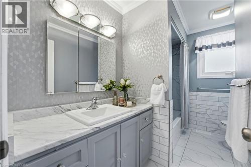 197 Hanover Place, Hamilton, ON - Indoor Photo Showing Bathroom