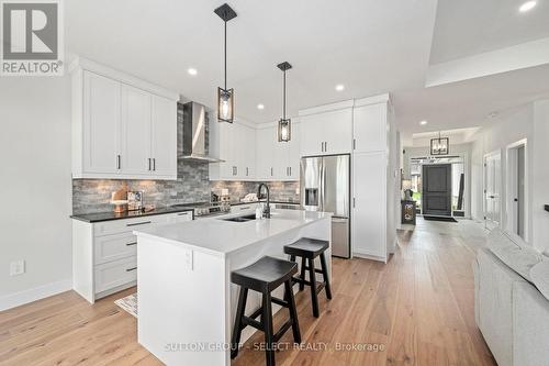 2222 Linkway Boulevard, London South (South A), ON - Indoor Photo Showing Kitchen With Upgraded Kitchen