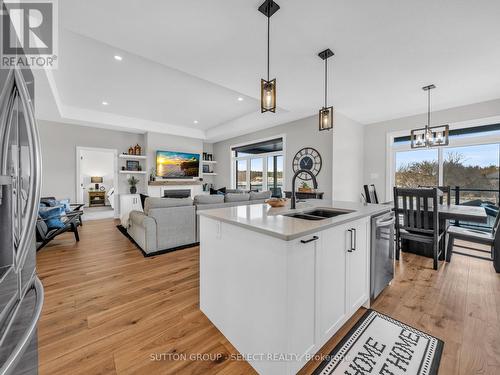 2222 Linkway Boulevard, London South (South A), ON - Indoor Photo Showing Kitchen With Double Sink With Upgraded Kitchen