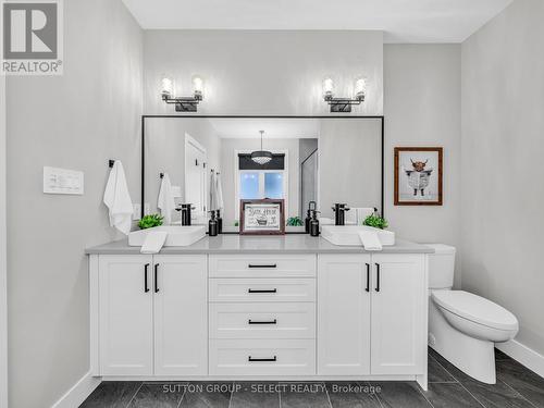 2222 Linkway Boulevard, London South (South A), ON - Indoor Photo Showing Bathroom