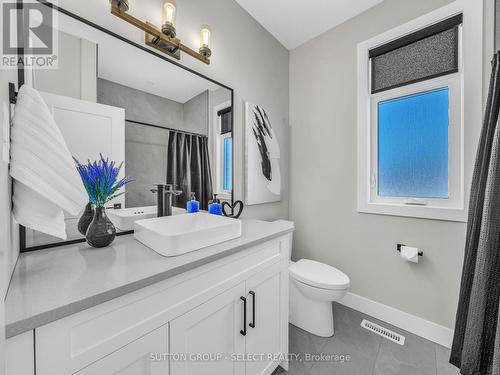 2222 Linkway Boulevard, London South (South A), ON - Indoor Photo Showing Bathroom