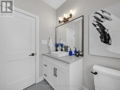 2222 Linkway Boulevard, London South (South A), ON - Indoor Photo Showing Bathroom