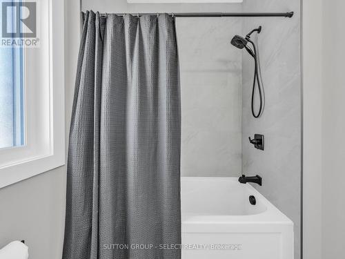 2222 Linkway Boulevard, London South (South A), ON - Indoor Photo Showing Bathroom