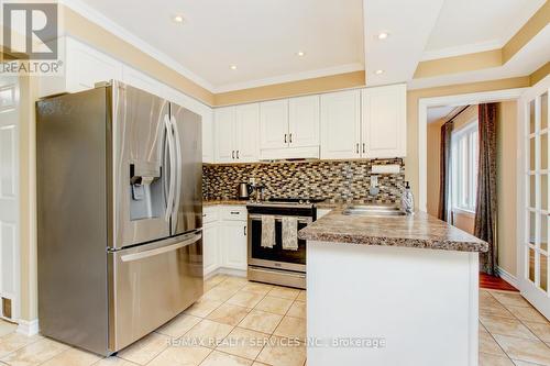 28 Chickadee Crescent, Brampton, ON - Indoor Photo Showing Kitchen With Stainless Steel Kitchen With Double Sink With Upgraded Kitchen