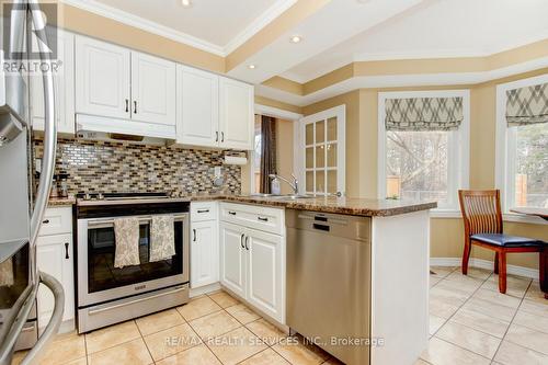 28 Chickadee Crescent, Brampton, ON - Indoor Photo Showing Kitchen With Stainless Steel Kitchen With Double Sink With Upgraded Kitchen