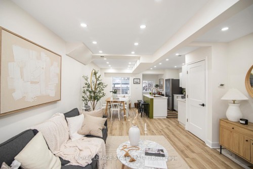 7 Stapleton Avenue, Hamilton, ON - Indoor Photo Showing Living Room