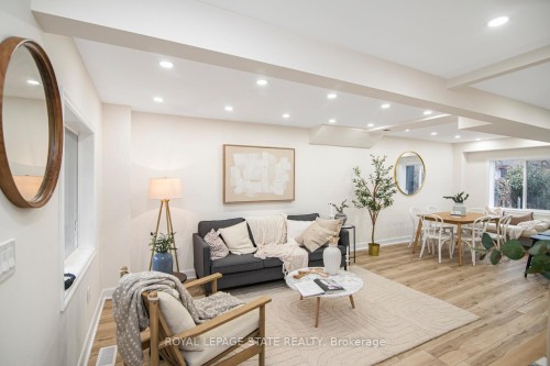 7 Stapleton Avenue, Hamilton, ON - Indoor Photo Showing Living Room