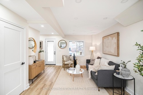 7 Stapleton Avenue, Hamilton, ON - Indoor Photo Showing Living Room