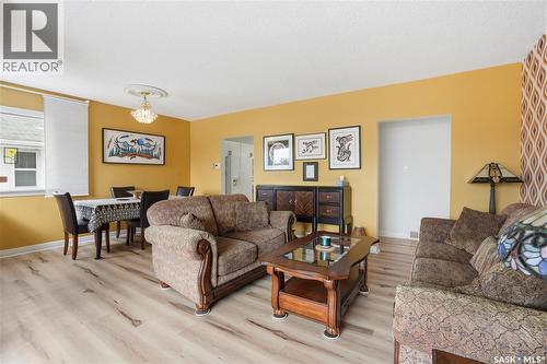 1011 Taylor Street E, Saskatoon, SK - Indoor Photo Showing Living Room