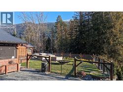 Fenced yard and mountain views - 