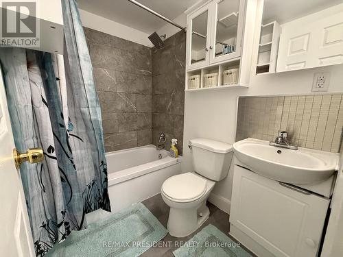 37 Bond Street S, Hamilton, ON - Indoor Photo Showing Bathroom