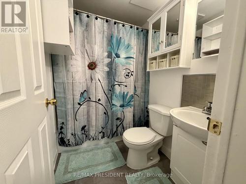37 Bond Street S, Hamilton, ON - Indoor Photo Showing Bathroom
