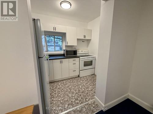 37 Bond Street S, Hamilton, ON - Indoor Photo Showing Kitchen