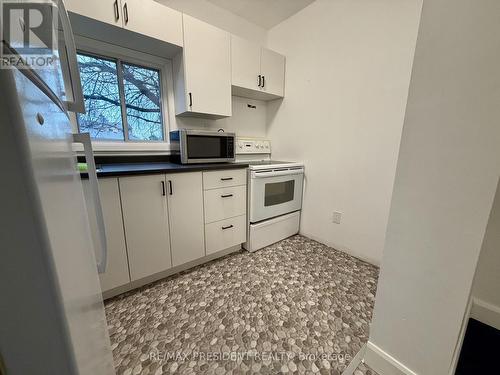 37 Bond Street S, Hamilton, ON - Indoor Photo Showing Kitchen