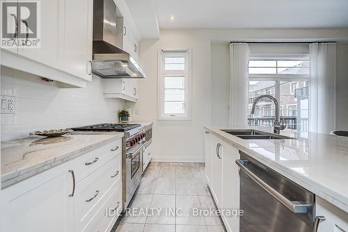 4199 Major Mackenzie Drive E, Markham, ON - Indoor Photo Showing Kitchen With Double Sink With Upgraded Kitchen
