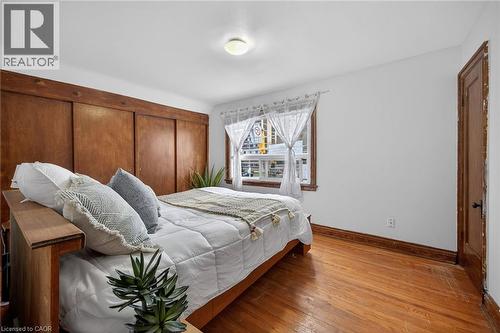 144 Hunter Street W, Hamilton, ON - Indoor Photo Showing Bedroom