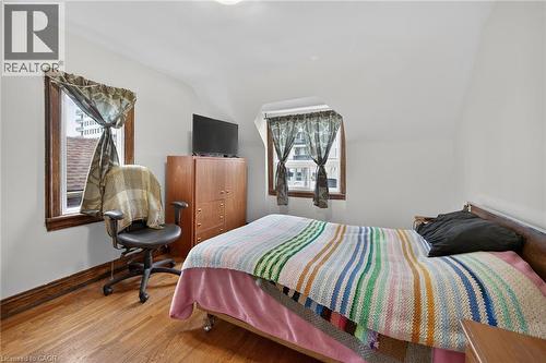 144 Hunter Street W, Hamilton, ON - Indoor Photo Showing Bedroom