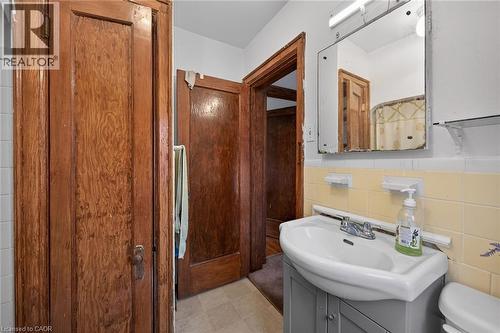 144 Hunter Street W, Hamilton, ON - Indoor Photo Showing Bathroom