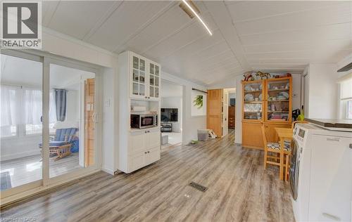 Living area featuring lofted ceiling and light wood-type flooring - 580 Beaver Creek Road Unit# 11, Waterloo, ON - Indoor