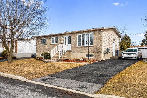 1905 Rue de Madrid  Longueuil (Saint-Hubert), QC J3Z 1A7