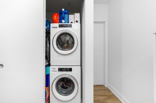 Hall d'entrée/Vestibule - 211-1200 Rue Crescent, Montréal (Ville-Marie), QC - Indoor Photo Showing Laundry Room