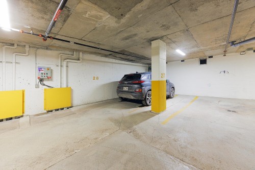 Garage - 211-1200 Rue Crescent, Montréal (Ville-Marie), QC - Indoor Photo Showing Garage