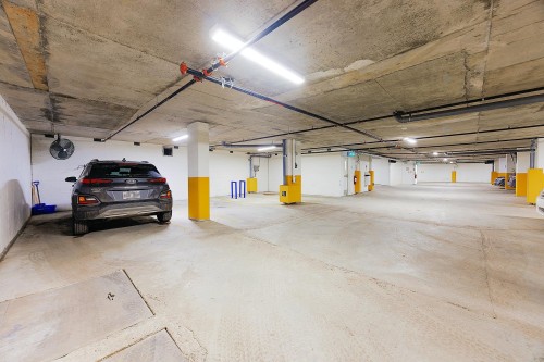 Garage - 211-1200 Rue Crescent, Montréal (Ville-Marie), QC - Indoor Photo Showing Garage