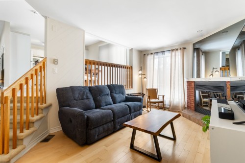 Salle familiale - 1 Rue Du Sphinx, Kirkland, QC - Indoor Photo Showing Living Room With Fireplace