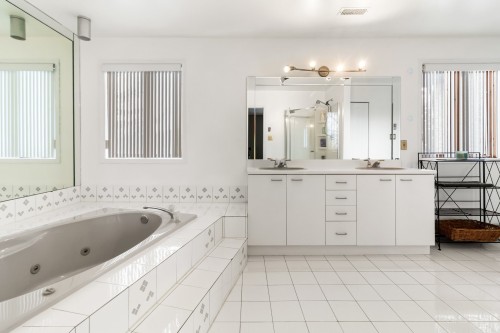 Salle de bains attenante à la CCP - 1 Rue Du Sphinx, Kirkland, QC - Indoor Photo Showing Bathroom